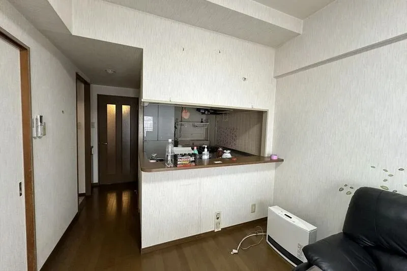 壁で囲われたキッチン