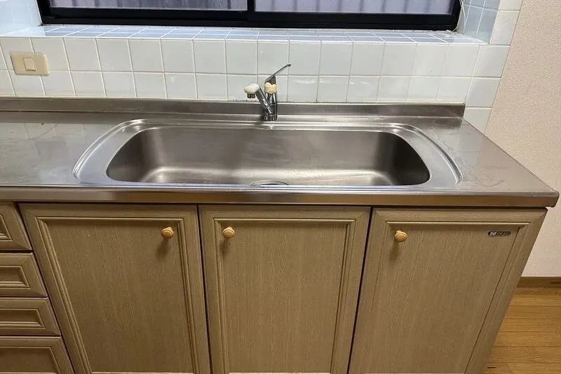 扉タイプの木製キッチン