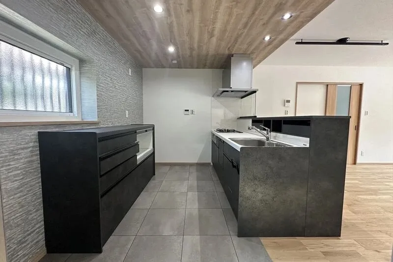 床のグレー部分は水に強いフロアタイル、キャビネットで収納力アップ