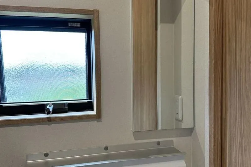 窓の位置に合わせて設置させていただいたオリジナル家具