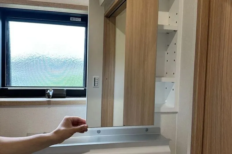 扉を開けると、鏡が設置されています