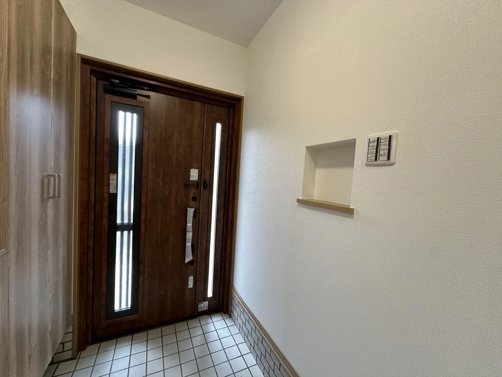 玄関は換気ができるドアに