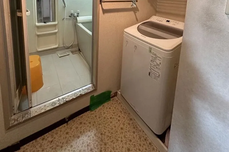 洗面所と浴室の間に高い段差あり